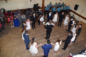 Věnečková zábava. Zprvu tančí svobodní mládenci a dívky, k nim se pak přidá ten, kdo chce. 2024