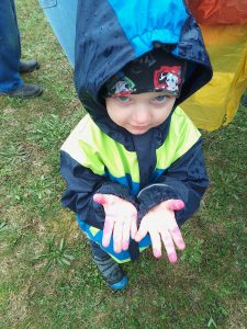 V roce 2023 při zdobení špičky velikonočního stromu ve Střemošicích počasí moc nepřálo.