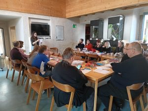 Organizátorka akce Mgr. Anna Svobodová předává účastníkům bohaté zkušenosti z vlastní praxe.