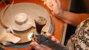 Jiřina Malinková ukazuje facetové broušení.