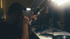 Broušení diamantů v rodinné dílně Patočkových v Rovensku pod Troskami