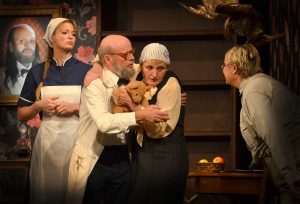 DS Krakonoš, Vysoké nad Jizerou, Norman Robbins: Hrobka. Režie lvan Hanuš, Jan Hejral, hudba a návrh scény Jan Hejral, scéna Vladimír Brtek, kostýmy Marie Trunečková. Zleva Magda Hejralová (Anna Franklinová, ošetřovatelka), Jiří Líbal (Lucien Tomb) Jarmila Hanyková (Dora Tombová), Svatava Hejralová (Emily Tombová).