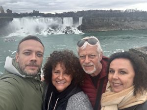 Markéta Slepčíková s Jitkou Zelenkovou a dalšími u Niagarských vodopádů