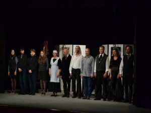 DS Krakonoš Vysoké nad Jizerou, Karel Čapek: R.U.R. Úprava a režie Magdalena Bartoňová, scénografie Magdalena Bartoňová, Adam Bartoň a AI Midjourney, kostýmy Jana Lukeš, hudební koláž Adam Bartoň a AI Speechgen.io. Premiéra 27. 4. 2024. Děkovačka. Zleva Magdalena Bašková, Metoděj M. Bartoň, Ondřej Hellmuth, Štěpánka Skalská, Zdena Hnyková, Josef Hejral ml., Čestmír Bláha, Tomáš Hellmuth, Martin Hnyk, Jitka Rolečková a Jan Lukeš.