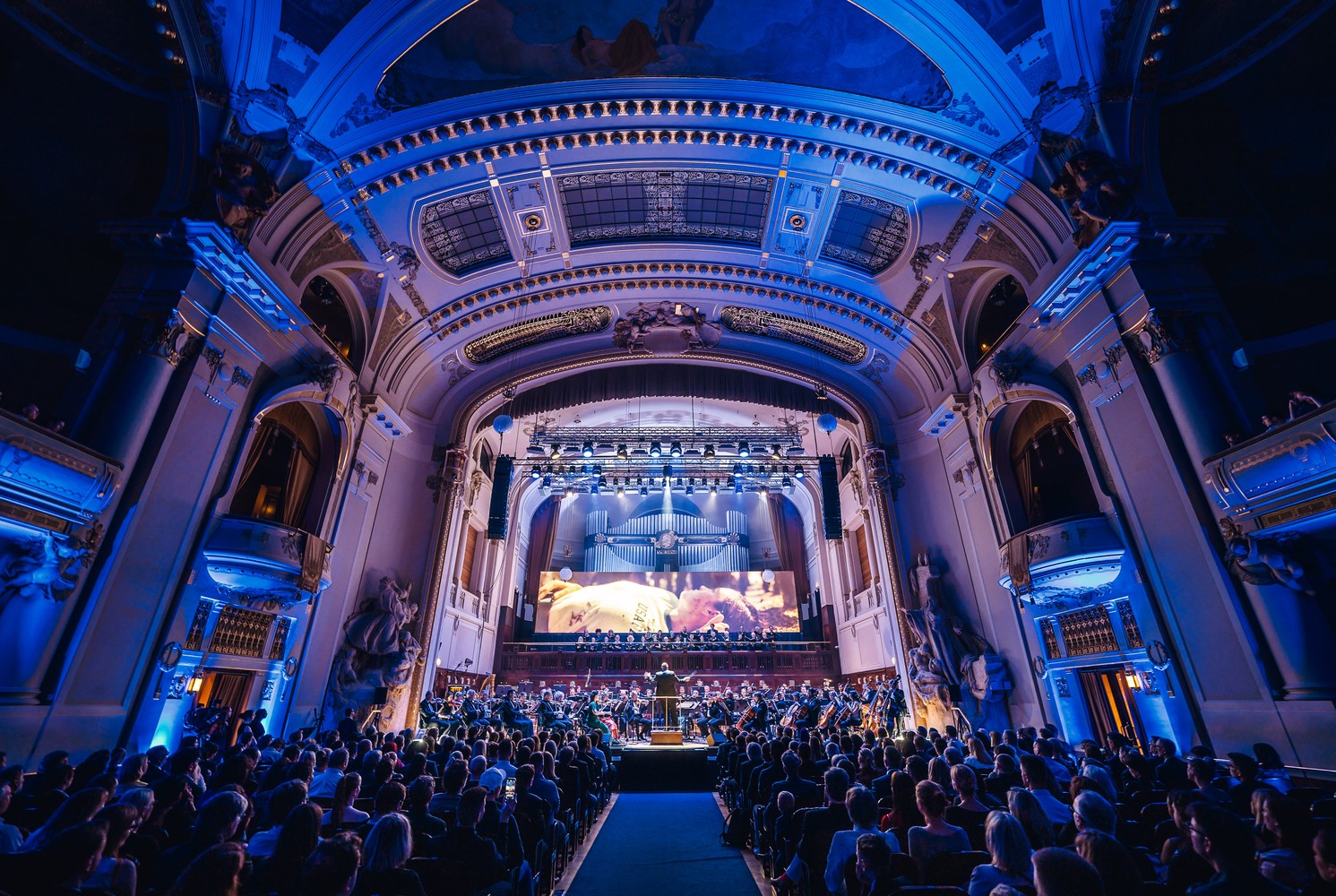 Slavnostní koncert hollywoodských hvězd ve Smetanově Síni Obecního domu v roce 2025