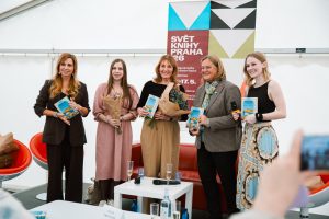 Beseda a autogramiáda s Julií Caplinovou