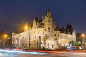Fotografie galerie zvenčí v noci