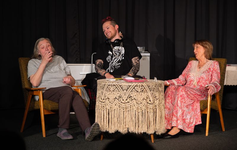 Hraničář Rumburk, Jana Pacnerová: Rocker a dvě staré dámy, režie Majka Koukolská. Zleva Eva Vosátková (Zita), Jana Zachová (Kamila) a Marta Nekolová (Agnes).