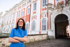 Umělecká ředitelka festivalu Za poklady Broumovska Tereza Kramplová před Klášterem Broumov.