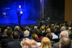 Ředitel Petr Kracik na jevišti Těšínského divadla